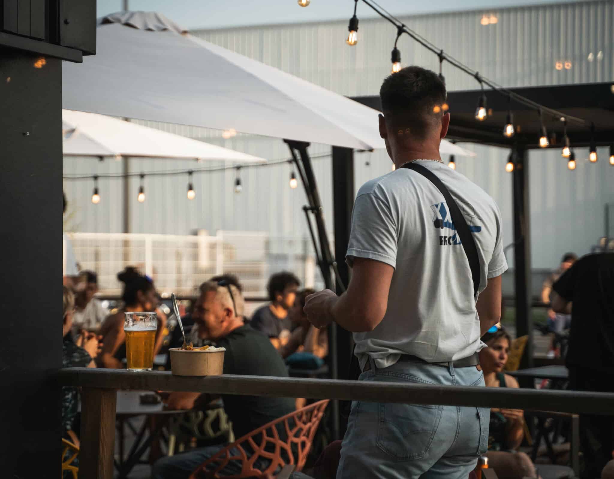 Terrasse restaurant Grenoble Vertical’Art, bar convivial zone commerciale, déjeuner rapide, pause café, brunch le weekend, pause déjeuner sympa, restaurant atypique Grenoble, déjeuner rapide Grenoble, Où manger à St Martin d'Hères