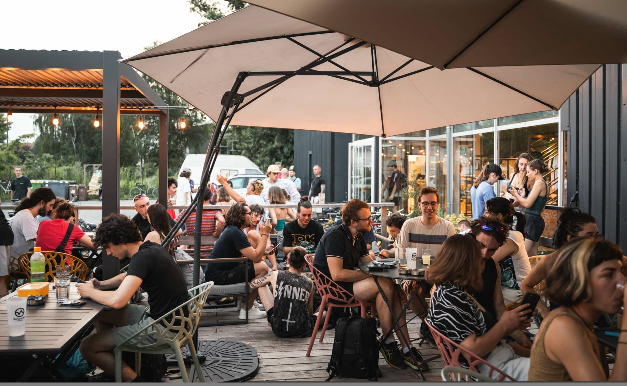 Vertical’Art Grenoble, restaurant bar zone commerciale, cuisine maison, brunch gourmand, afterwork convivial, plats du jour, espace lumineux et accueillant, bar et restaurant Grenoble, soirée étudiante Grenoble, restau atypique, manger ambiance sympa Grenoble, où manger à St Martin d'Hères, dîner famille activités enfants Grenoble, Sortir en famille Grenoble, Soirées étudiantes bières Grenoble